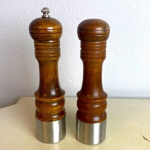 Woodcrest Styson Wood Carved Salt Pepper Shaker Grinder Table Service 7”